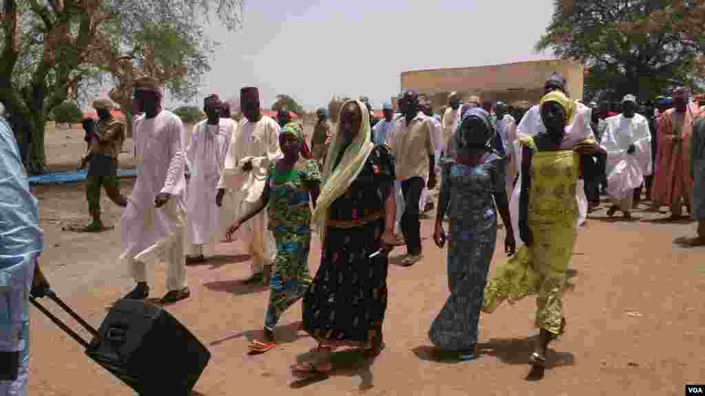 Estas quatro meninas estudantes de uma escola secundária estatal foram raptadas por homens armados. Elas conseguiram fugir e reencontrar as suas famílias, em Chibok, Nigéria, Abril, 21, 2014. (Anne Look/VOA)