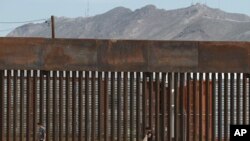 El muro fronterizo tiene una altura de más de seis metros por lo que la caía de la guatemalteca le ocasionaron severas lesiones que le causaron la muerte. Foto AP