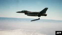 미 공군 F-16 전투기에서 JASSM 공대지 미사일을 발사하고 있다. (자료사진)