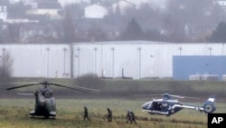 프랑스 언론사 테러공격 용의자들이 9일 파리 북부 다마르탱 마을에서 인질을 붙잡고 경찰과 대치 중인 가운데, 경찰과 육군 헬리콥터가 현장 주변에 대기하고 있다.