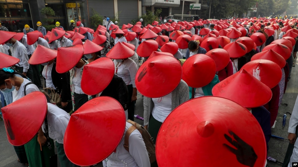 Guru sekolah anti kudeta dengan seragam dan topi tradisional Myanmar berpartisipasi dalam demonstrasi di Mandalay, Myanmar, 3 Maret 2021. (Foto: AP)