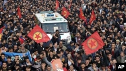 На похороны прокурдского активиста Тахира Эльчи в Турции пришли тысячи человек