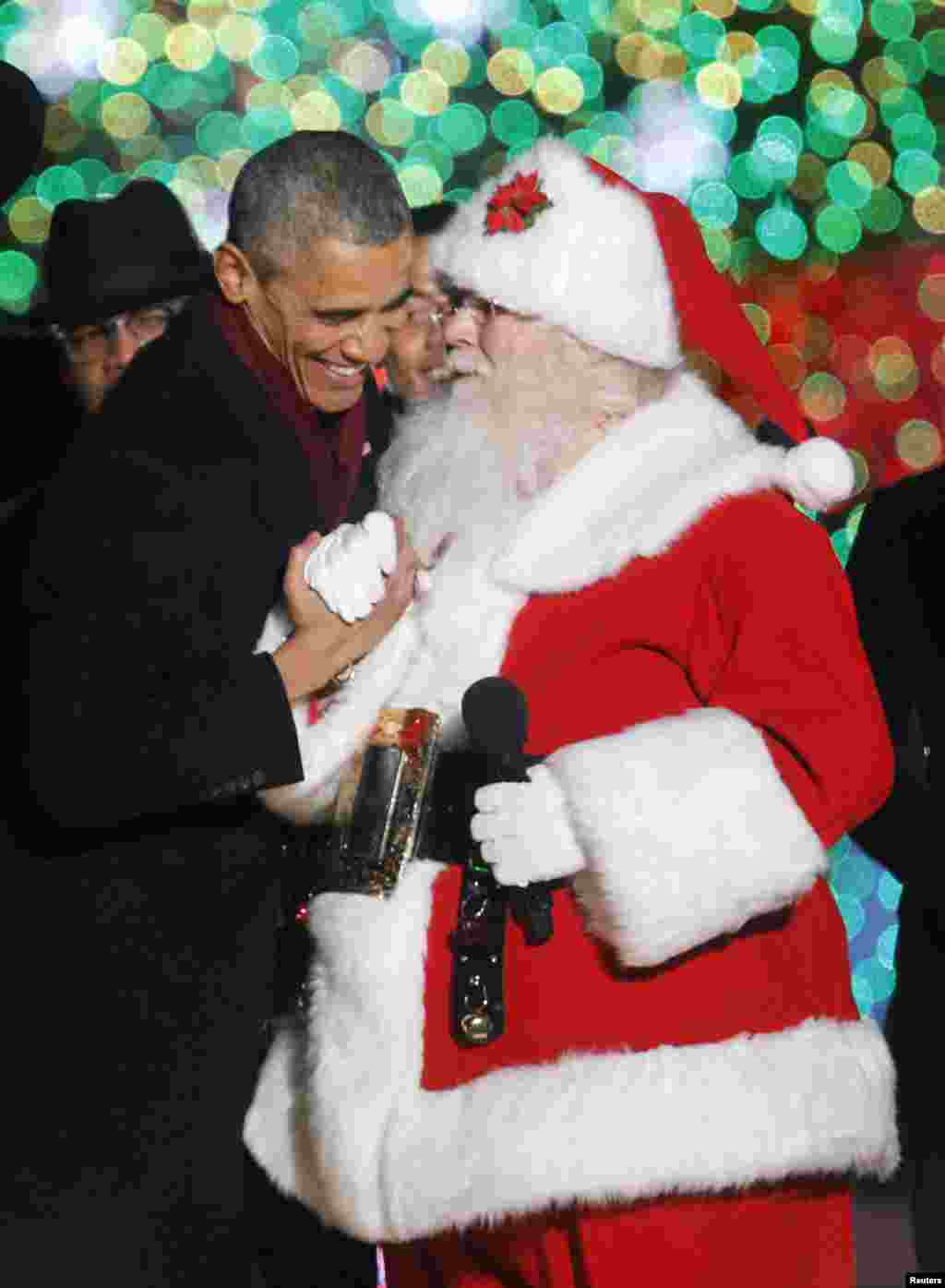 Accolade entre Barack Obama et le Père Noël. Le président américain salue un homme déguisé lors de la 92e illumination annuelle de l&#39;arbre de Noël près de la Maison-Blanche à Washington, D.C, 4 décembre 2014.