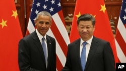 លោក​ប្រធានាធិតី​អាមេរិក បារ៉ាក់ អូបាម៉ា (ឆ្វេង) និង​លោក​ប្រធានាធិបតី​ចិន Xi Jinping ចាប់​ដៃ​នៅ​ក្នុង​ជំនួប​កំពូល​នៃក្រុម​ប្រទេស​ G20 នៅក្រុង​ Hangzhou ប្រទេស​ចិន​កាល​ពី​ថ្ងៃសៅរ៍​ទី​៣ ខែ​កញ្ញា។