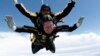Bush padre salta en paracaídas con 90 años