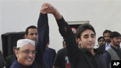 Presiden Pakistan Asif Ali Zardari (kiri) mendampingi putranya, Bilawal Bhutto Zardari, saat meluncurkan karir politik di Garhi Khuda Baksh, Larkana, Pakistan, Kamis (27/12)