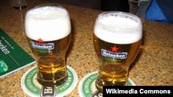Bir produksi Heineken, yang memiliki mayoritas saham PT Multi Bintang Indonesia Tbk, produsen Bir Bintang.