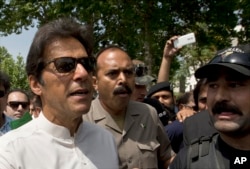 Pakistani opposition leader and Chief of the Pakistan Tehreek-e-Insaf party, Imran Khan, arrives at the Supreme Court, in Islamabad, April 20, 2017.