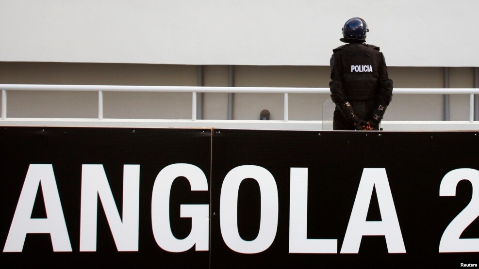 Un policier angolais sur le stade de Ombaka lors de la demi-finale à Benguela, le 28 janvier <a class=