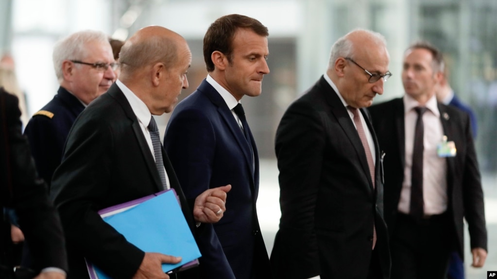 Tổng thống Pháp Macron cùng Ngoại trưởng Jean-Yves Le Drian tại Thượng đỉnh NATO