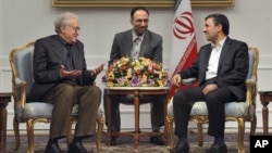 Brahîmî (çep) û Ehmedînejad (rast) li Tehranê, Yekşem, 14'ê meha 10, 2012.