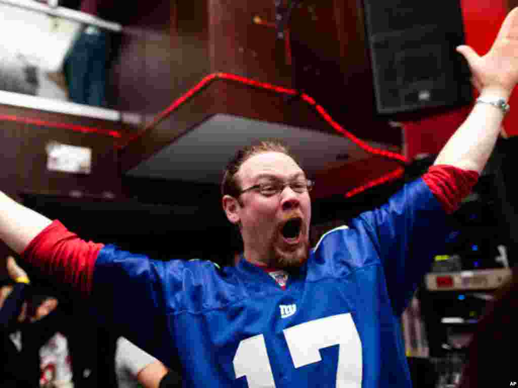New York Giants fan Eddy Ruish, of Niagra Falls, Ontario, reacts while watching the broadcast of the NFL football Super Bowl between the New York Giants and the New England Patriots, in a midtown Manhattan bar, in New York, on February 5, 2012. (AP)