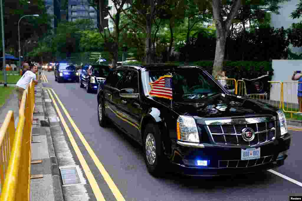 도널드 트럼프 미국 대통령을 태운 차량이 12일 미북정상회담이 열리는 센토사섬으로 향하고 있다. 