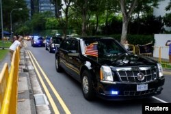 도널드 트럼프 미국 대통령을 태운 차량이 12일 미북정상회담이 열리는 센토사섬으로 향하고 있다.