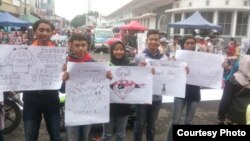 Kelompok "Save Garut" berunjuk rasa di Garut, Jawa Barat, Minggu (3/3/2019) menuntut pemerintah membatalkan penurunan status Kamojang dan Papandayan. (Courtesy: Save Garut)