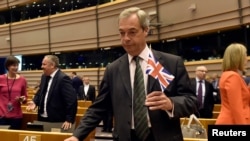 Nigel Farage, le leader du parti indépendant, tient un drapeau britannique à Bruxelles, Belgique, le 28 juin 2016. 