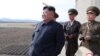 Kuzey Kore resmi haber ajansı tarafından servis edilen ve Kuzey Kore lideri Kim Jong Un'u iki gün önce bilinmeyen bir yerde gösteren bir fotoğraf