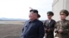 Le dirigeant nord-coréen Kim Jong Un, accompagné de deux responsables militaires16 avril 2019.