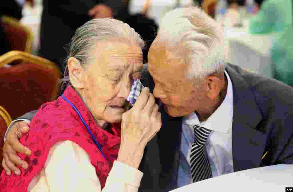 South Korean Kwon O-Hui cries with her North Korean relative Ri Han-Sik as they bid farewell following their three-day family reunion at the Mount Kumgang resort on the North&#39;s southeastern coast, Oct. 22, 2015.