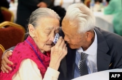 South Korean Kwon O-Hui (L) cries with her North Korean relative Ri Han-Sik (R) as they bid farewell following their three-day separated family reunion meeting at the Mount Kumgang resort on the North's southeastern coast, Oct. 22, 2015.