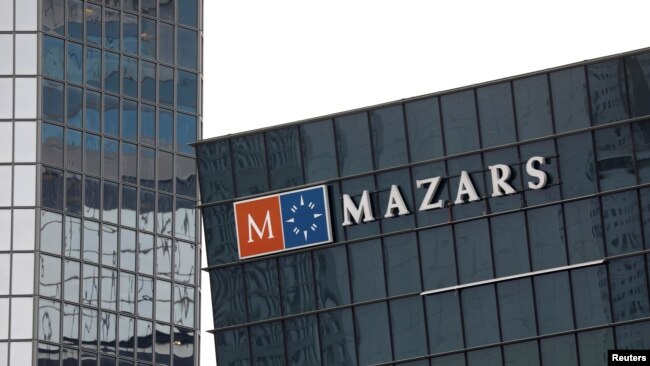 Logoja e kompanisë Mazars mbi një godinë në distriktin financiar të Parisit