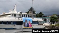 Une affiche électorale pour les candidats indépendants aux élections législatives est vue sur un bateau dans le port de Moroni aux Comores le 8 janvier 2020.