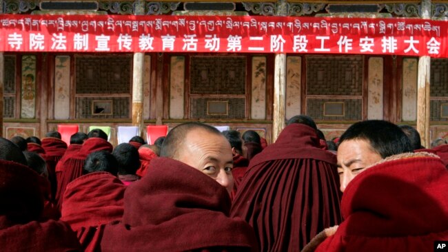 资料照：在有200多年历史的西仓寺，大约90名僧人坐在“寺院法制宣传教育活动第二阶段工作安排大会“的红色横幅下准备开始政治学习。(2008年11月23日)