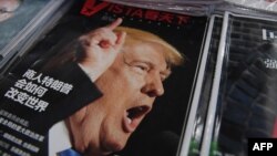 Majalah yang menampilkan Presiden AS terpilih Donald Trump di sebuah toko buku di Beijing (12/12). (AFP/Greg Baker)