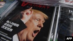 12일 중국 베이징의 서점에 도널드 트럼프 대통령 당선인이 표지에 실린 잡지가 진열되어있다.