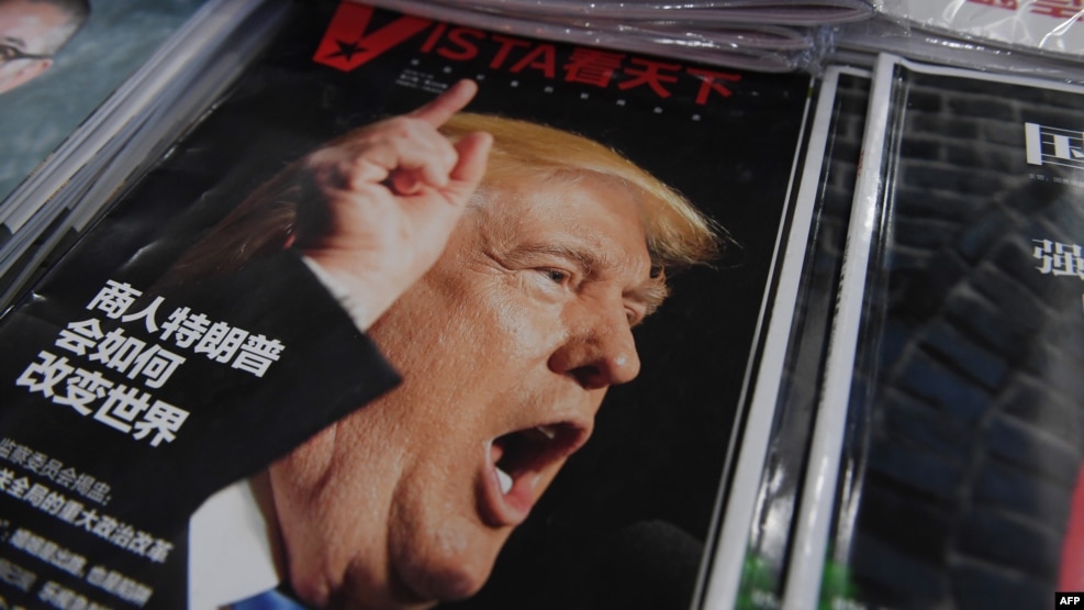 Một tờ tạp chí tại Bắc Kinh đăng hình Tổng thống tân cử Mỹ Donald Trump, ngày 12 tháng 12 năm 2016. 