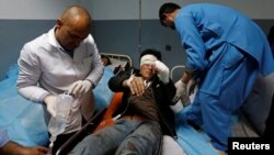 Seorang pria yang terluka mendapatkan perawatan di sebuah rumah sakit setelah terjadinya serangan bunuh diri di Kabul, Afghanistan pada tanggal 21 November 2016 (foto: REUTERS/Mohammad Ismail)