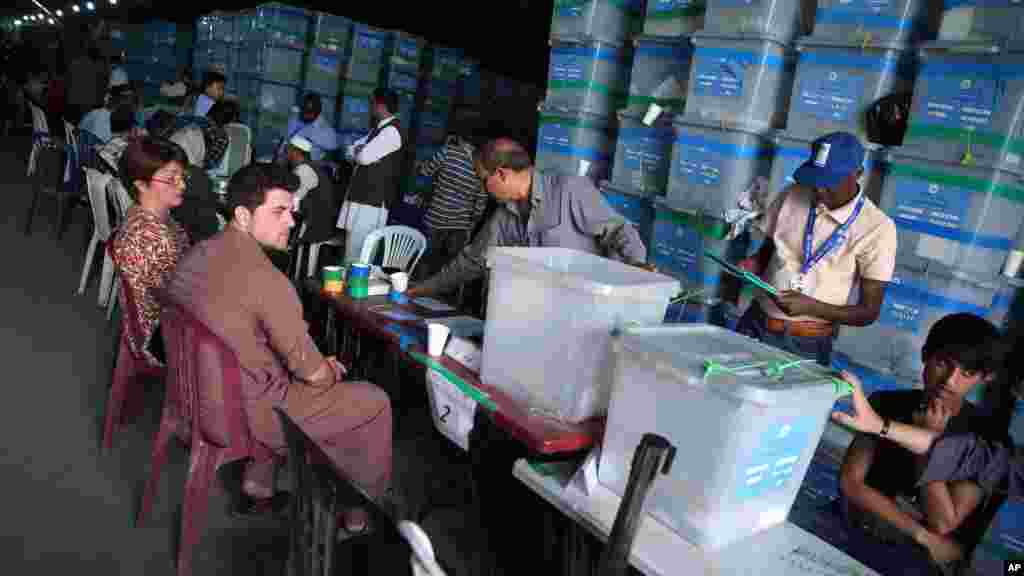 کشیده گی ها سیاسی در انتخابات ۲۰۱۴ منجر به تشکیل حکومت وحدت ملی گردید 