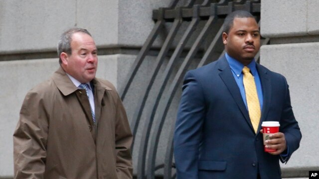 William Porter (derecha) uno de los seis oficiales de policía de Baltimore acusados en conexión con la muerte de Freddie Gray, camina hacia la corte acompañado de su abogado, Joseph Murtha, para la selección del jurado, el lunes, 30 de noviembre de 2015. 

