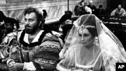 الیزابت تیلور و همسرش ریچارد برتون در فیلم «رام کردن زن سرکش» اثر فرانکو زفیرلی 