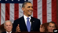 Presiden AS Barack Obama, dengan Wakil Presiden Joe Biden dan Ketua DPR John Boehner di belakangnya, menyampaikan pidato kenegaraan di hadapan anggota Kongres (12/2). (Foto: AP)