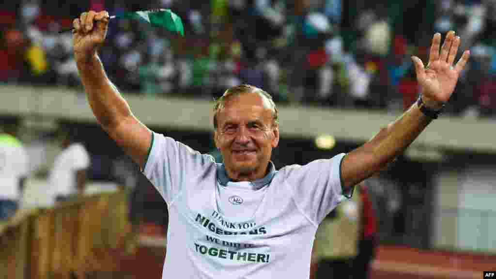 Le selectioneur du Nigeria Gernot Rohr célèbre&nbsp; la qualification de son équipe pour la Coupe du Monde de 2018 entre le Nigeria et la Zambie à Uyo, dans l&#39;État d&#39;Akwa Ibom, le 7 octobre 2017.