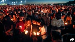 Miles de jóvenes asistieron a una vigilia en honor de las víctimas de la masacre en la escuela secundariaMarjory Stoneman Douglas, en Parkland, Florida.