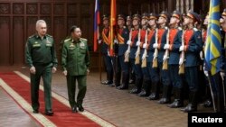 Hai lãnh đạo quân đội Nga, Myanmar duyệt đội danh dự ở Moscow hôm 22/6/2021.