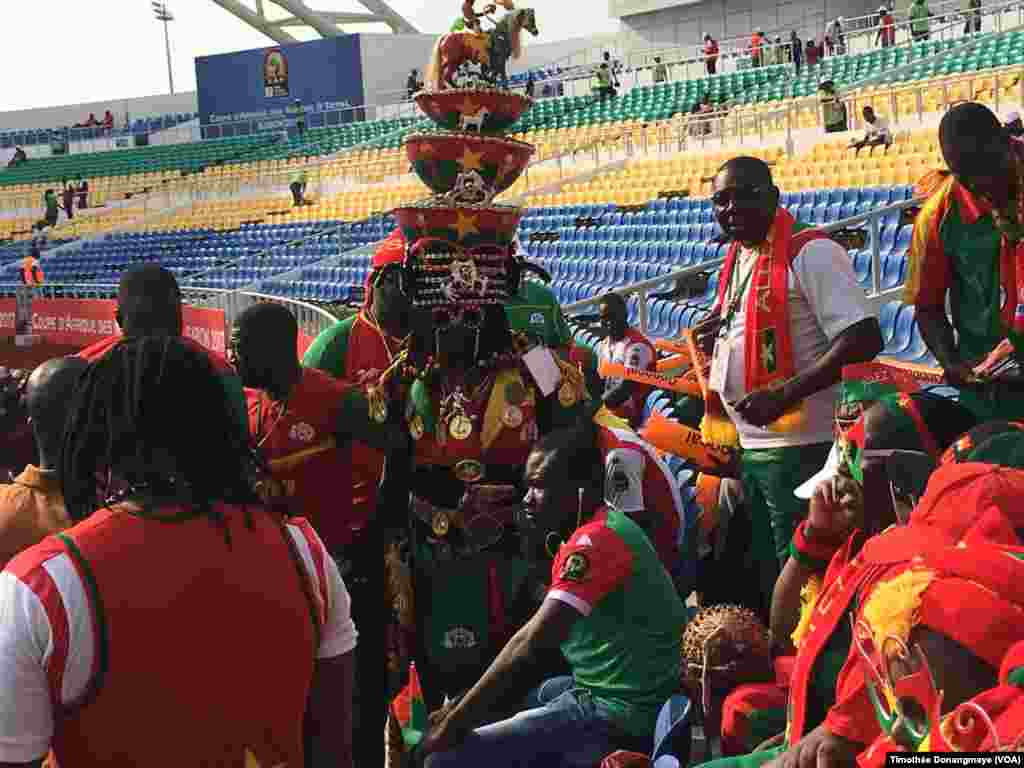 Un groupe de fans tunisiens au stade de l’Amitié, à Libreville, Gabon, 28 janvier 2017. (VOA/Timothée Donangmaye)