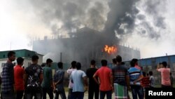 নারায়ণগঞ্জের রূপগঞ্জে হাশেম ফুড ফ্যাক্টরিতে আগুন লাগার সময় ছুটে আসেন লোকজন। ফাইল ফটো- রয়টার্স 