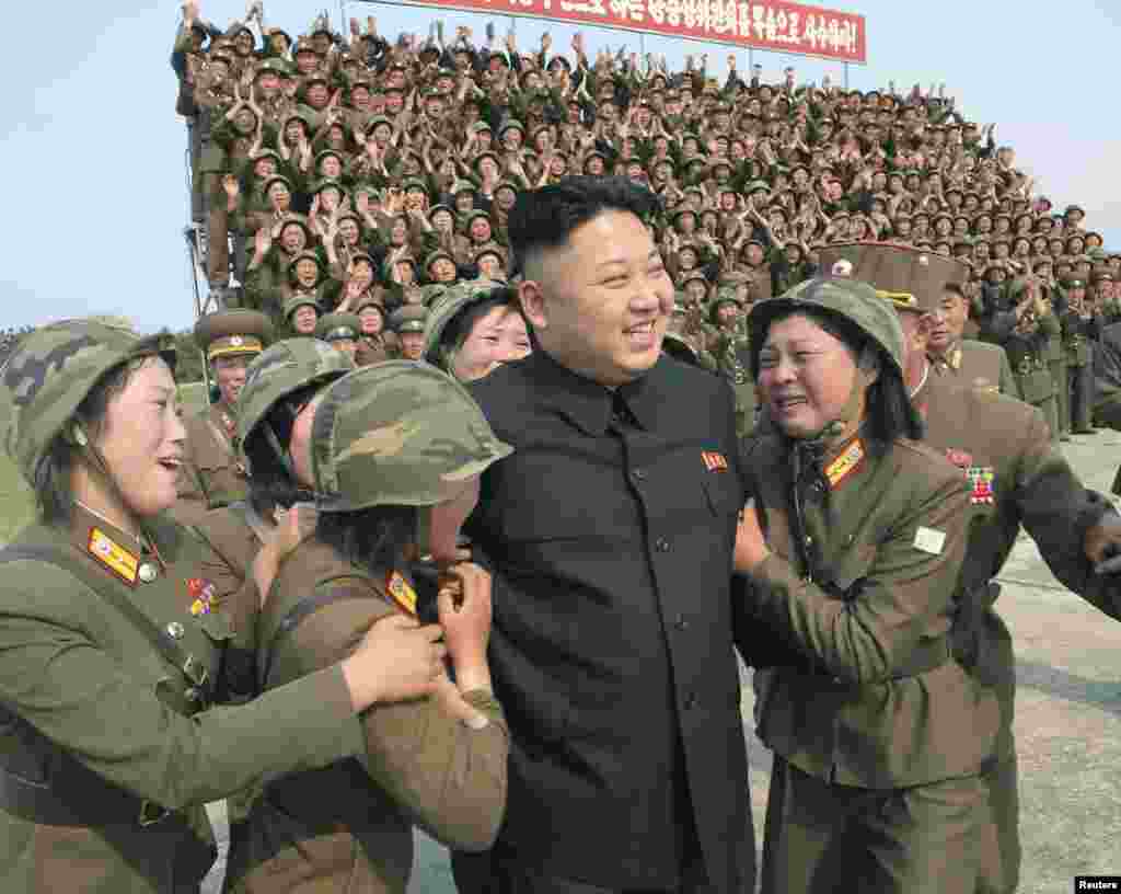 북한의 김정은 국방위 제1위원장이 제851군부대 산하 여성 방사포부대의 포사격 훈련을 참관한 뒤 여성 방사포병들과 기념사진을 촬영하고 있다고 조선중앙통신이 24일 보도했다.