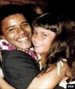 Barack Obama akrab dengan adik seibunya, Maya Soetoro (kanan). Mereka menghabiskan sebagian masa kanak-kanak bersama.