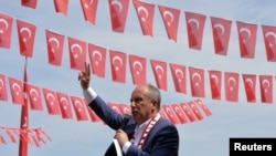 Cumhuriyyət Xalq partiyasının (CHP) 24 iyun prezident seçkilərində namizədi Muharrem İncə Samsunda mitinqdə çıxış edir, 19 may, 2018.