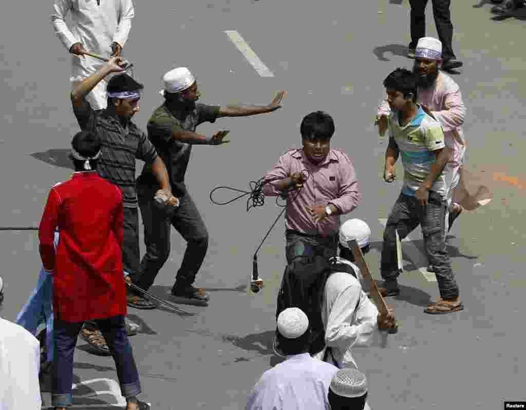 بنگلہ دیش کے دارالحکومت ڈھاکہ میں مظاہرین اور پولیس کے درمیان جھڑپیں