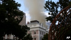 2022年1月2日，南非开普敦，圣乔治大教堂后的议会大厦上空升起浓烟。