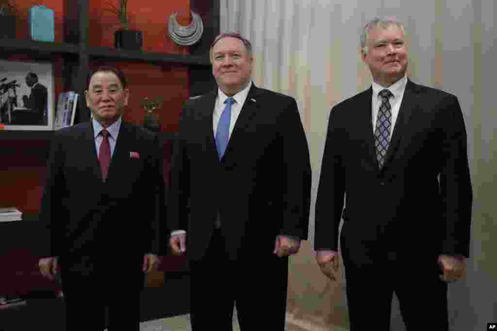 美国国务卿蓬佩奥、美国朝鲜问题特别代表史蒂芬&middot;比根(Stephen Biegun)和朝鲜首席核谈判代表金英哲2019年1月18日在美国华盛顿的一家酒店会晤。金英哲这次是从北京飞到华盛顿的。