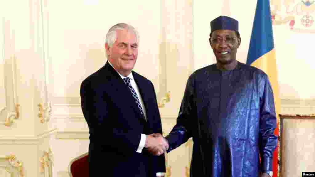 Rais Idriss Deby wa Chad akimkaribisha waziri wa mambo ya nchi za nje wa Marekani Rex Tillerson Ikulu mjini N'Djamena, Chad, March 12, 2018.