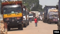 Trucks carrying goods for the Central African Republic are blocked across the border in Garoua Boulay, Cameroon, because rebels protesting the makeup of the new CAR cabinet have cut off the road to the capital, Bangui, March 19, 2019. (M.E. Kindzeka/VOA)