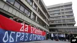 Članovi Obraza protestuju ispred zgrade suda u Beogradu, 20. april 2011