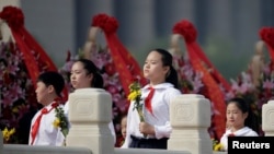 北京少先队员在人民英雄纪念碑下参加烈士纪念日纪念仪式，演唱《我们是共产主义接班人》（2016年9月30日）